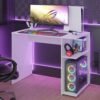 مكتب كمبيوتر للألعاب مع أرفف وحامل شاشة، تصميم خشبي عصري بلون أبيض